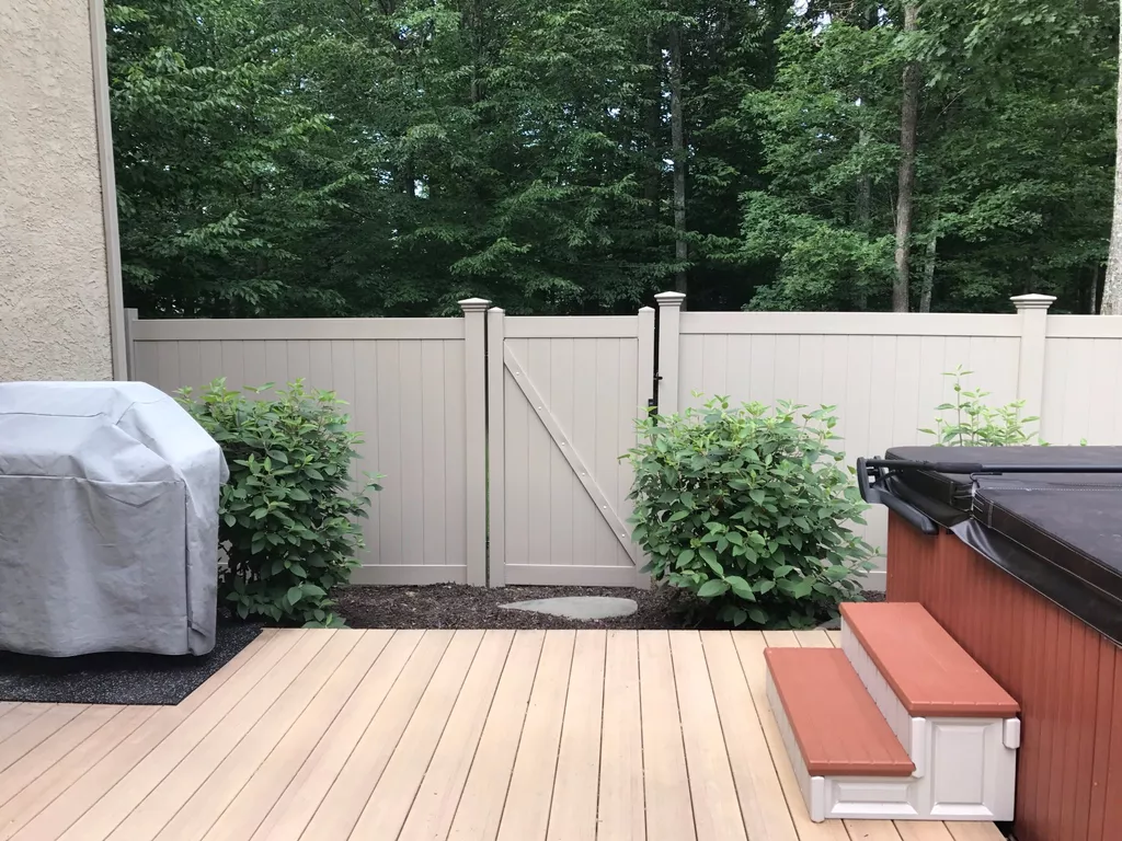 Read more about the article A Step-by-Step Guide: How to Install a Vinyl Fence like Pro