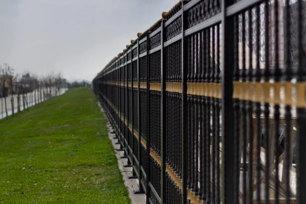 commercial aluminum fencing contractors